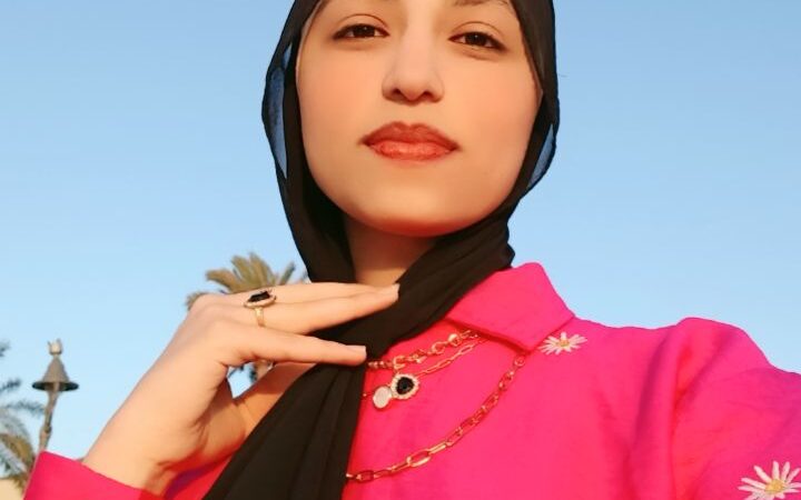 الكاتب الصحفي عصام صبري يهنأ ابنه شقيقته بحصولها علي الثانويه العامه