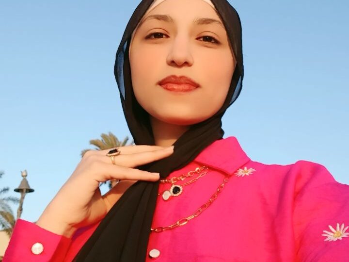 الكاتب الصحفي عصام صبري يهنأ ابنه شقيقته بحصولها علي الثانويه العامه